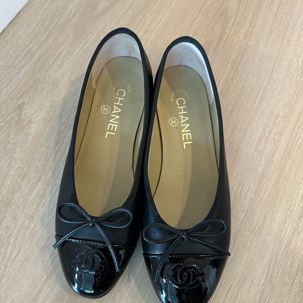 CHANEL Black Flats with Bow Detail